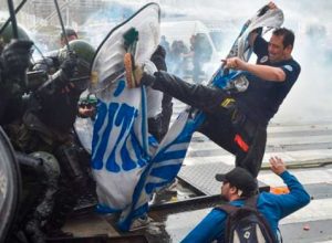 Com a reforma, convenções coletivas por empresa ou região podem se sobrepor a acordos setoriai...