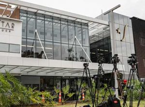 Entidades que representam jornalistas brasileiros repudiaram as agressões e ameaças sofridas po...